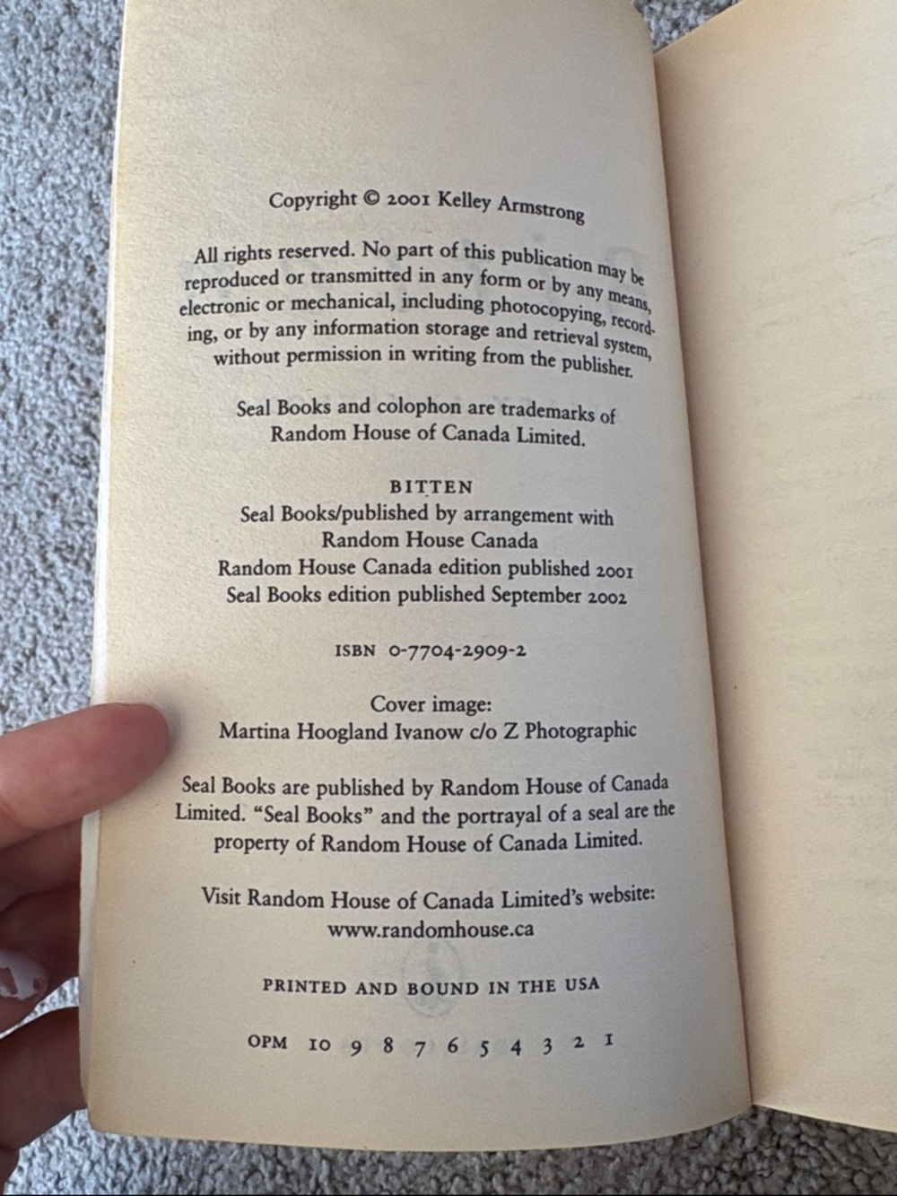 3/$25 First Edition Bitten by Kelley Armstrong - novel paperback book - Picture 2 of 3
